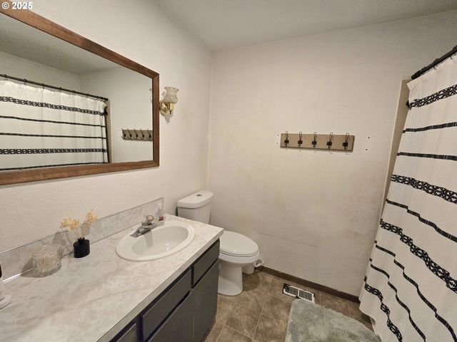 1880 FAIRHILL Dr, Roseburg, OR 97471