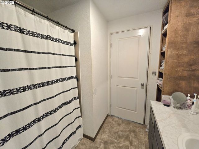 1880 FAIRHILL Dr, Roseburg, OR 97471