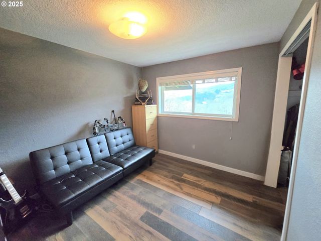 1880 FAIRHILL Dr, Roseburg, OR 97471