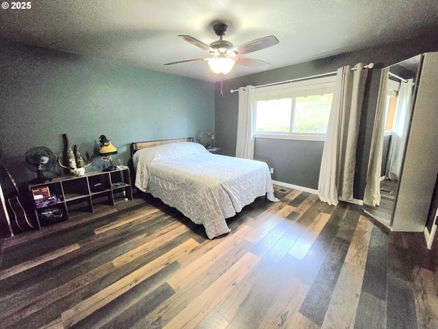 1880 FAIRHILL Dr, Roseburg, OR 97471