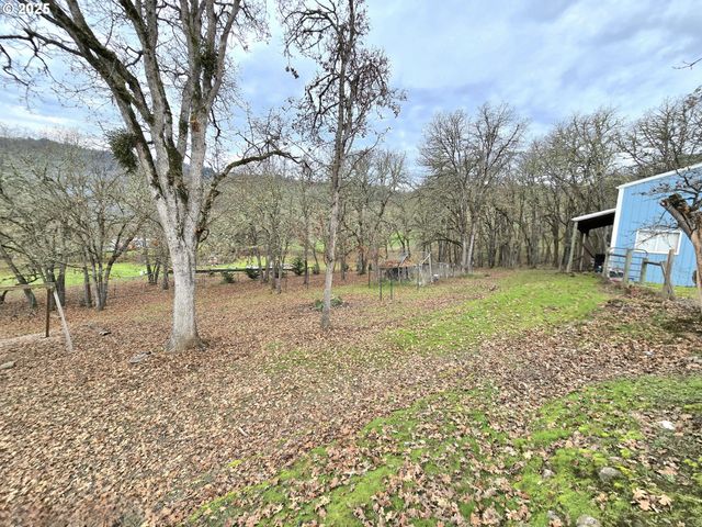 1880 FAIRHILL Dr, Roseburg, OR 97471