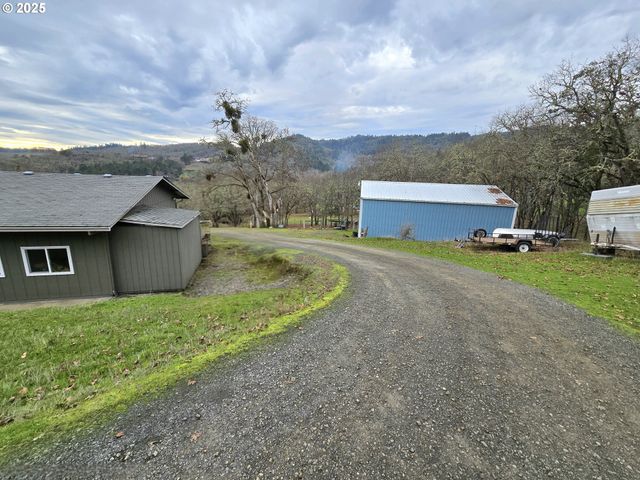 1880 FAIRHILL Dr, Roseburg, OR 97471