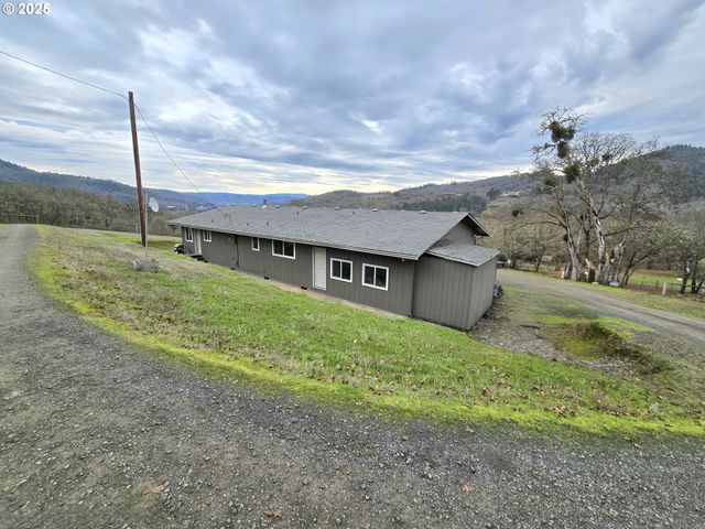 1880 FAIRHILL Dr, Roseburg, OR 97471