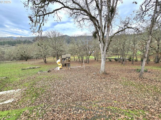 1880 FAIRHILL Dr, Roseburg, OR 97471