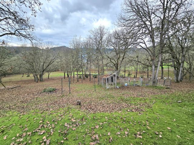 1880 FAIRHILL Dr, Roseburg, OR 97471