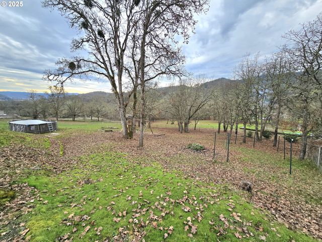 1880 FAIRHILL Dr, Roseburg, OR 97471