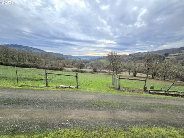 1880 FAIRHILL Dr, Roseburg, OR 97471