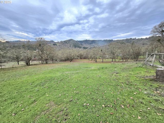 1880 FAIRHILL Dr, Roseburg, OR 97471