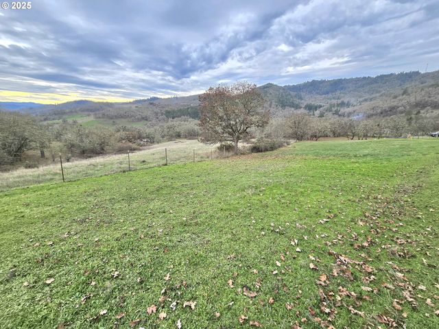 1880 FAIRHILL Dr, Roseburg, OR 97471