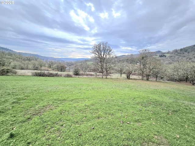 1880 FAIRHILL Dr, Roseburg, OR 97471