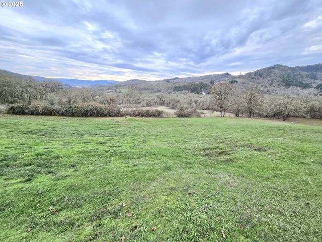 1880 FAIRHILL Dr, Roseburg, OR 97471