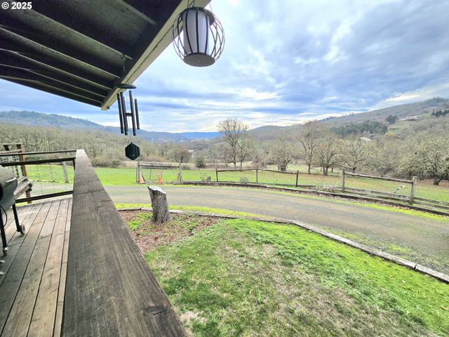 1880 FAIRHILL Dr, Roseburg, OR 97471