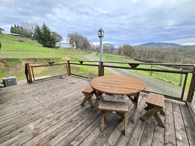 1880 FAIRHILL Dr, Roseburg, OR 97471