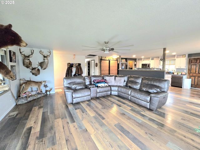 1880 FAIRHILL Dr, Roseburg, OR 97471