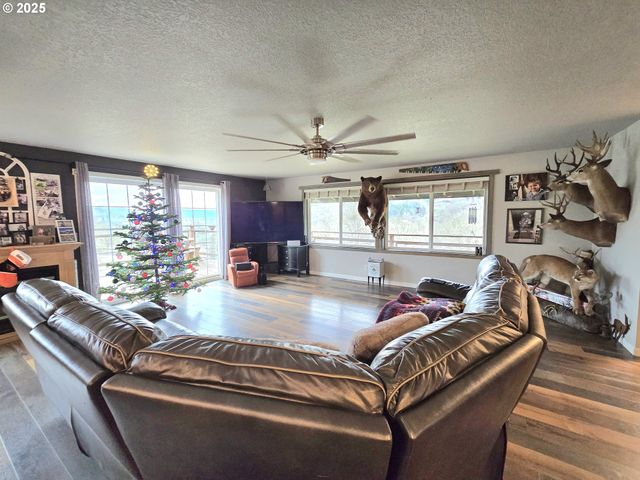 1880 FAIRHILL Dr, Roseburg, OR 97471