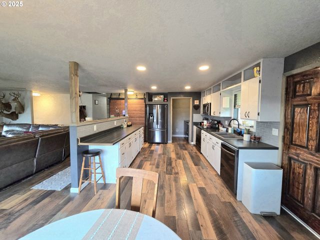 1880 FAIRHILL Dr, Roseburg, OR 97471