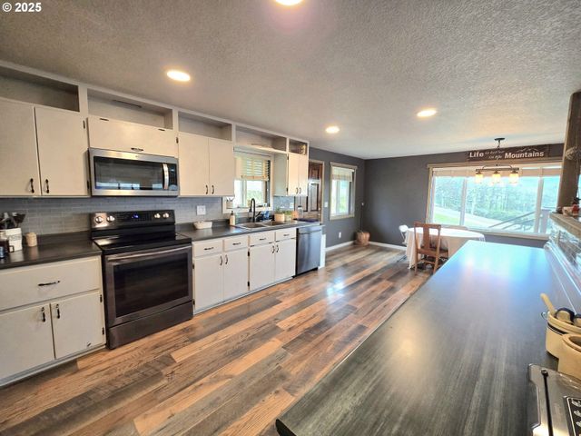 1880 FAIRHILL Dr, Roseburg, OR 97471