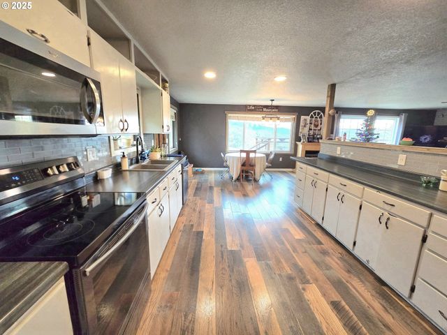 1880 FAIRHILL Dr, Roseburg, OR 97471