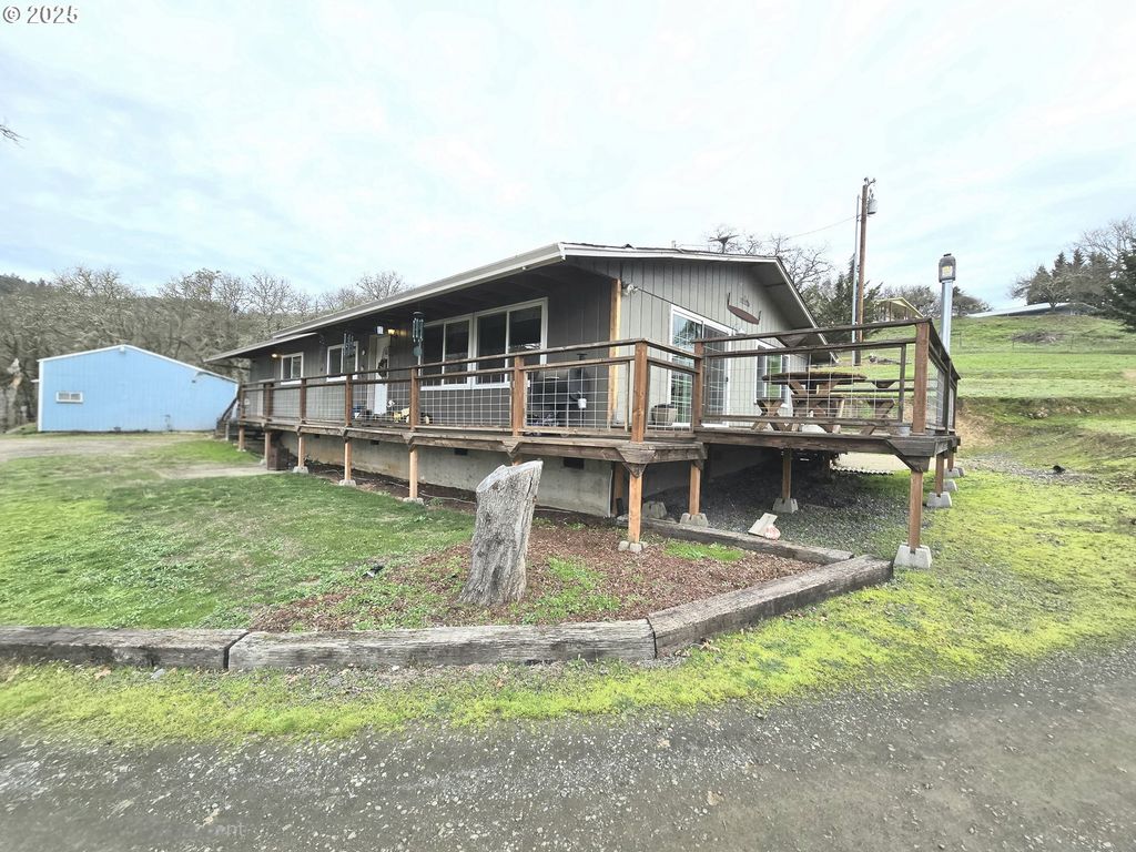 1880 FAIRHILL Dr, Roseburg, OR 97471