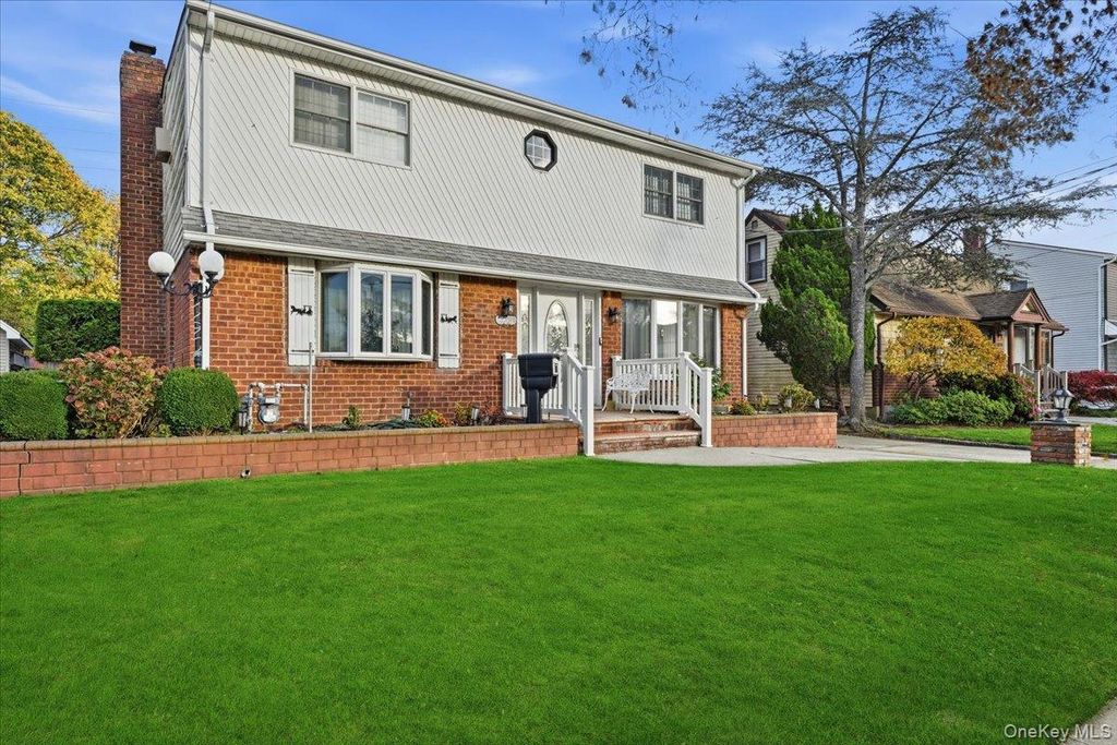 120 Bruce Terrace, Mineola, NY 11501