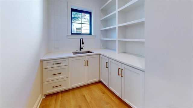 5325 W 72ND Street, Prairie Village, KS 66208