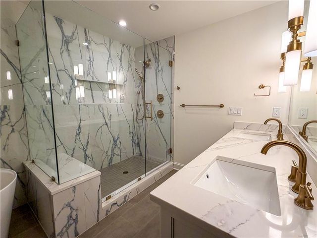 5325 W 72ND Street, Prairie Village, KS 66208