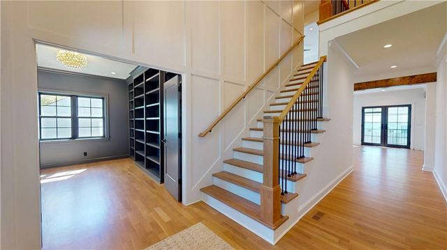 5325 W 72ND Street, Prairie Village, KS 66208