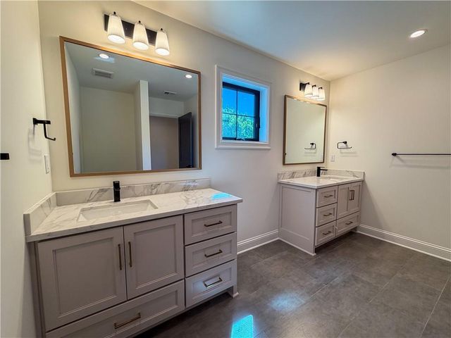5325 W 72ND Street, Prairie Village, KS 66208