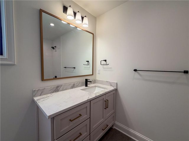 5325 W 72ND Street, Prairie Village, KS 66208
