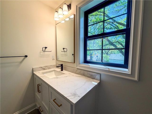 5325 W 72ND Street, Prairie Village, KS 66208