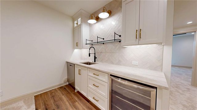 5325 W 72ND Street, Prairie Village, KS 66208