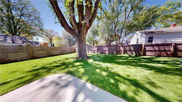 5325 W 72ND Street, Prairie Village, KS 66208