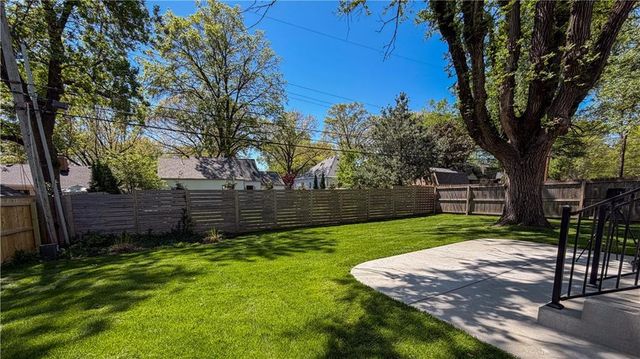 5325 W 72ND Street, Prairie Village, KS 66208