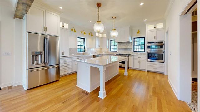 5325 W 72ND Street, Prairie Village, KS 66208