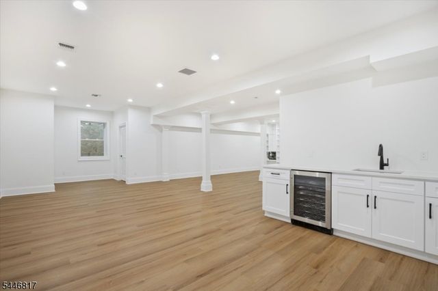 21 Maplewood Dr, Livingston Twp., NJ 07039