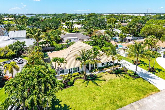 916 SW 37th Court, Boynton Beach, FL 33435
