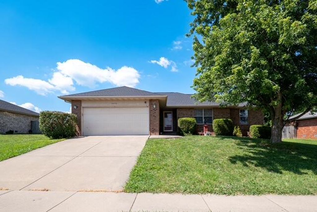2409 W Colton Avenue, Ozark, MO 65721