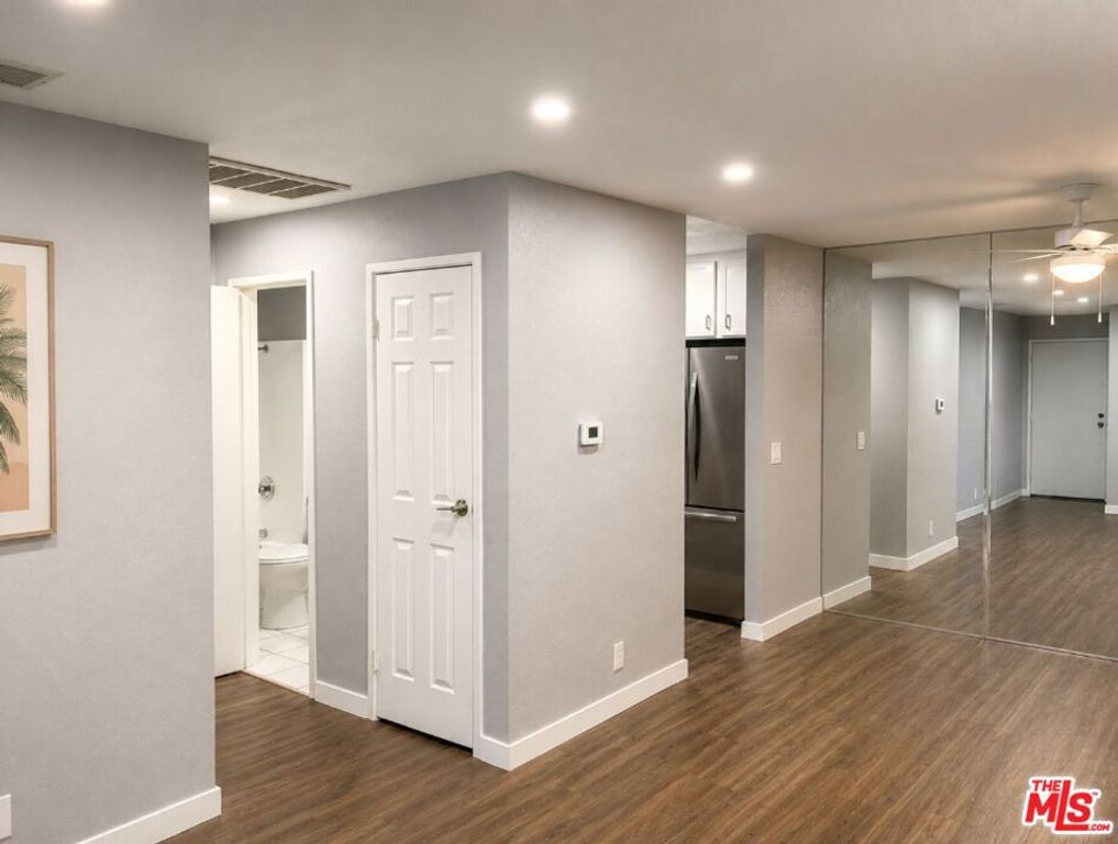 Image 5 of property listing at 2875 N Los Felices Road 212, Palm Springs, CA 92262
