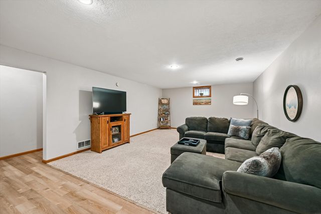2408 NW PARK 2ND Avenue, Waverly, IA 50677