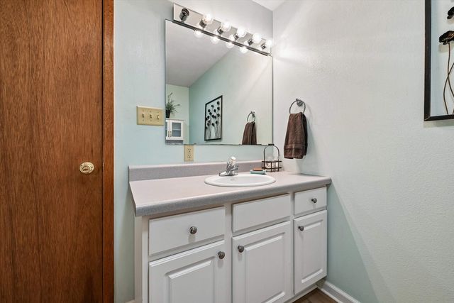 2408 NW PARK 2ND Avenue, Waverly, IA 50677