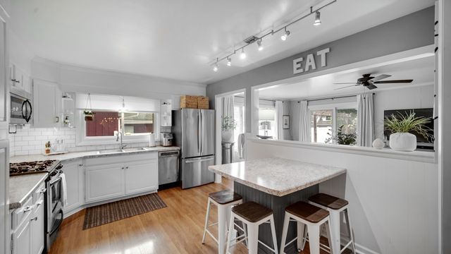 9515 Crestwood Avenue, Munster, IN 46321