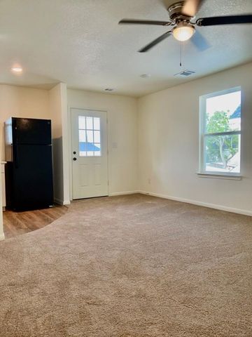 2002 W 2nd ST 802, Taylor, TX 76574