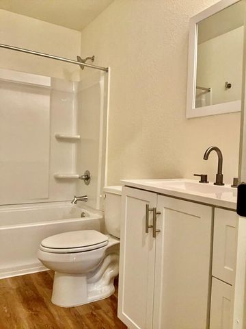 2002 W 2nd ST 802, Taylor, TX 76574