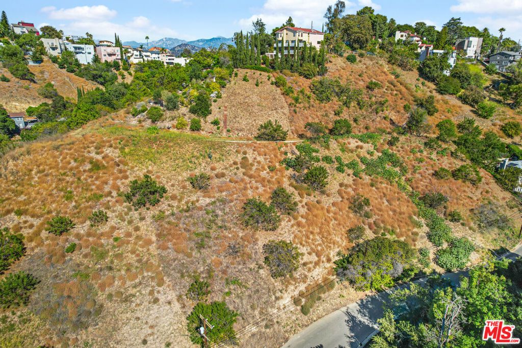 Image 10 of property listing at 4537 CLELAND Avenue, Los Angeles, CA 90065