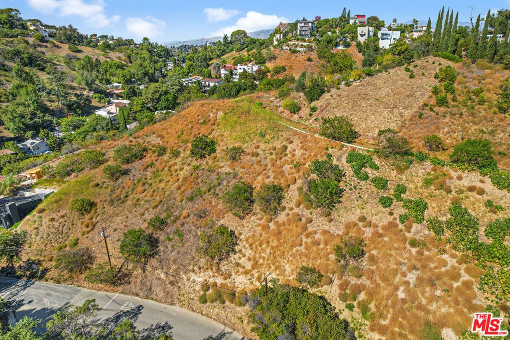 Image 5 of property listing at 4537 CLELAND Avenue, Los Angeles, CA 90065