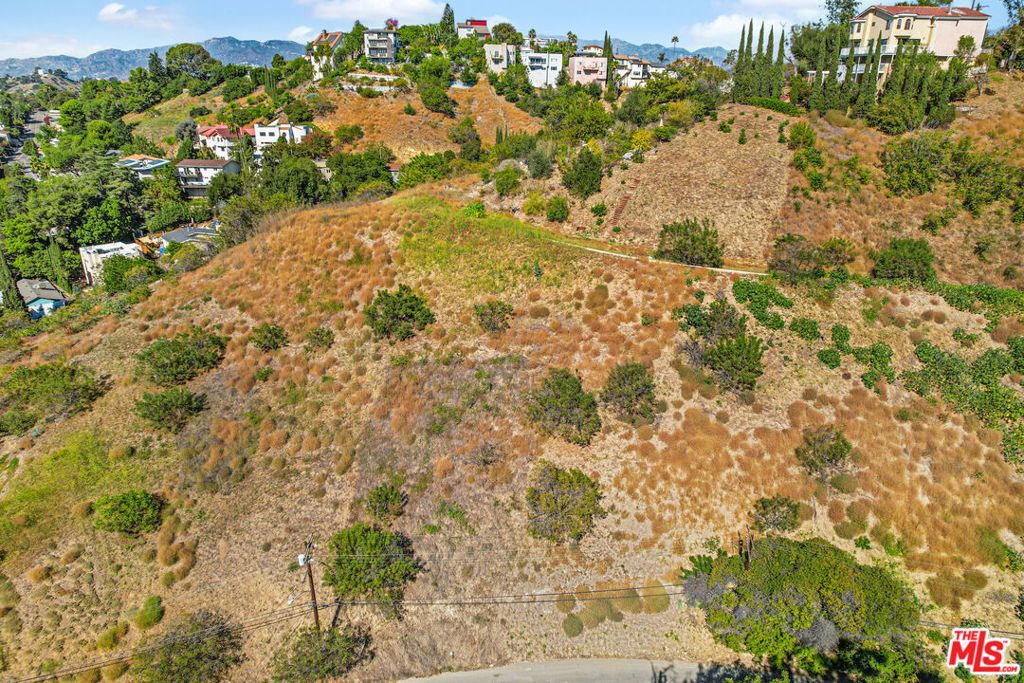 Image 9 of property listing at 4537 CLELAND Avenue, Los Angeles, CA 90065