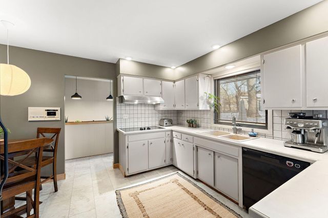 3100 Oxford Street N, Roseville, MN 55113