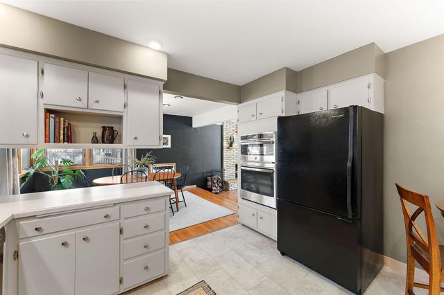 3100 Oxford Street N, Roseville, MN 55113