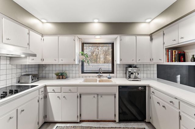 3100 Oxford Street N, Roseville, MN 55113