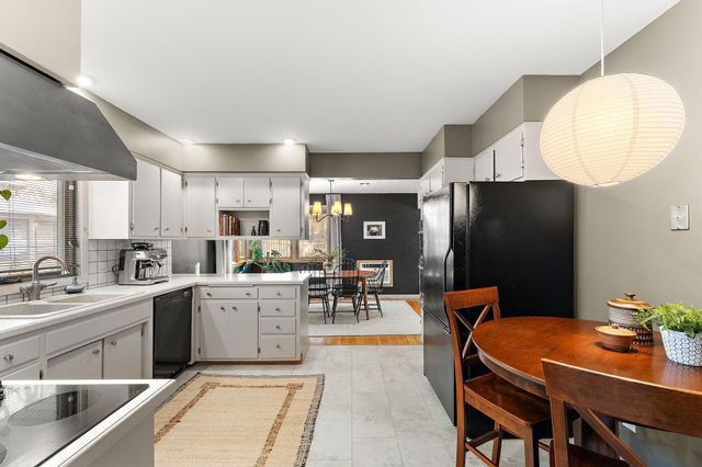 3100 Oxford Street N, Roseville, MN 55113